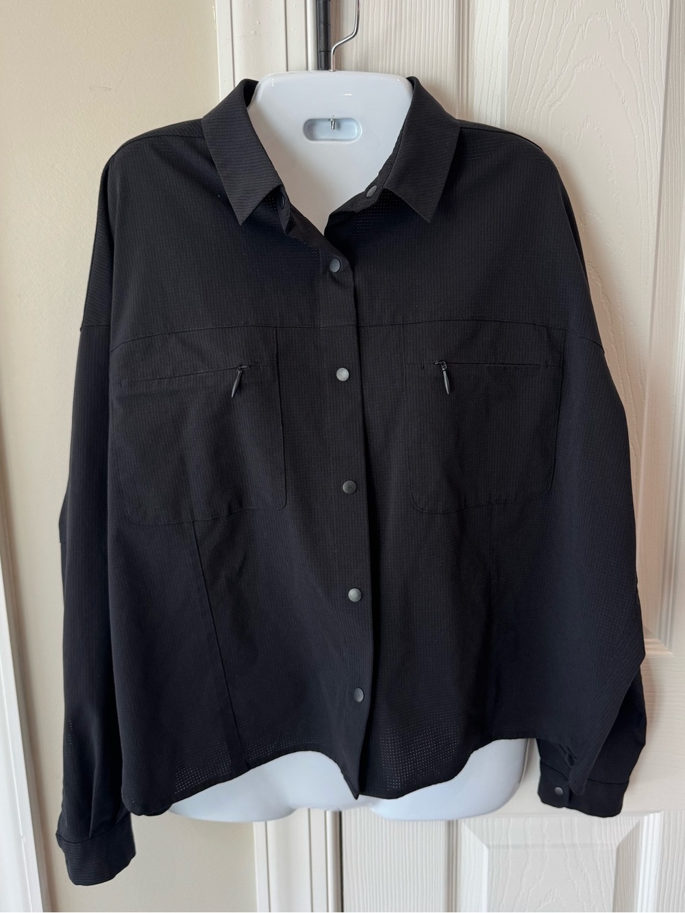 Lululemon Ventlight™ Black Button-Down Shirt Sz 6 EUC - Picture 2 of 6